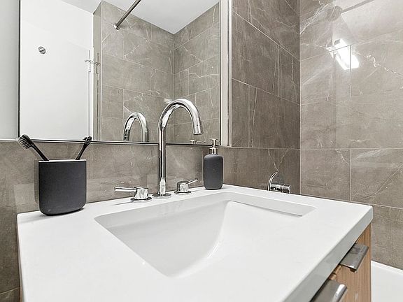 5th image of 546 Main St APT 540
