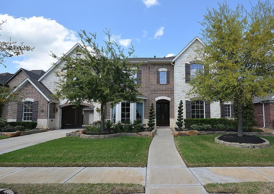 Stunning 2-Story home with automatic gate, porte-cohere, 3 car garage & gorgeous landscaping!