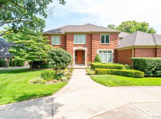 2400 Oak Ridge Dr, Troy, MI 48098