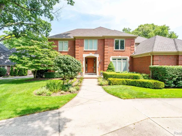 2400 Oak Ridge Dr, Troy, MI 48098