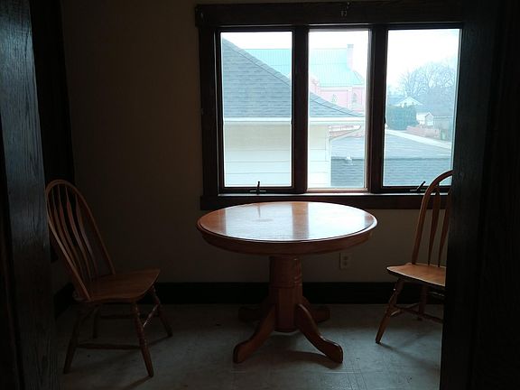 3rd image of 1443 Parkview Dr #2