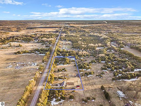 4th image of 2082 S Mackinaw Trl