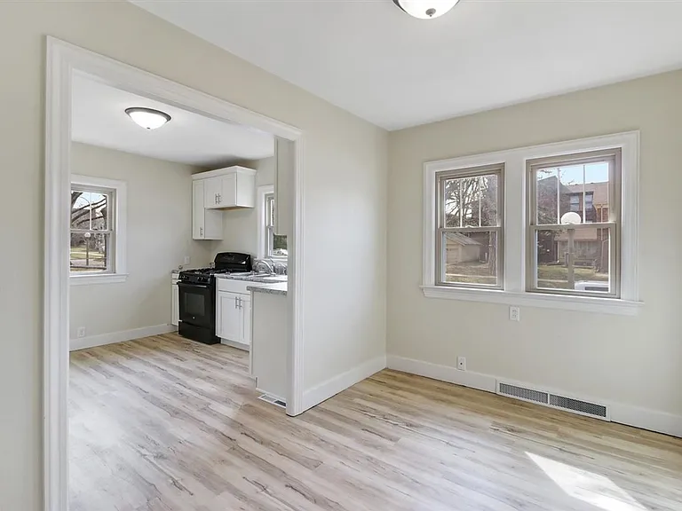 713 W Green St — Photo 7