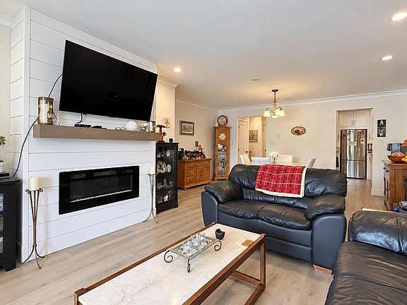5th image of 4803 48th Ave #204