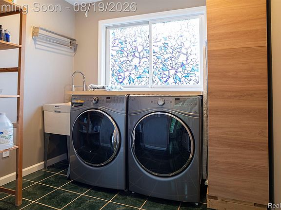 4th image of 320 Charlevoix St