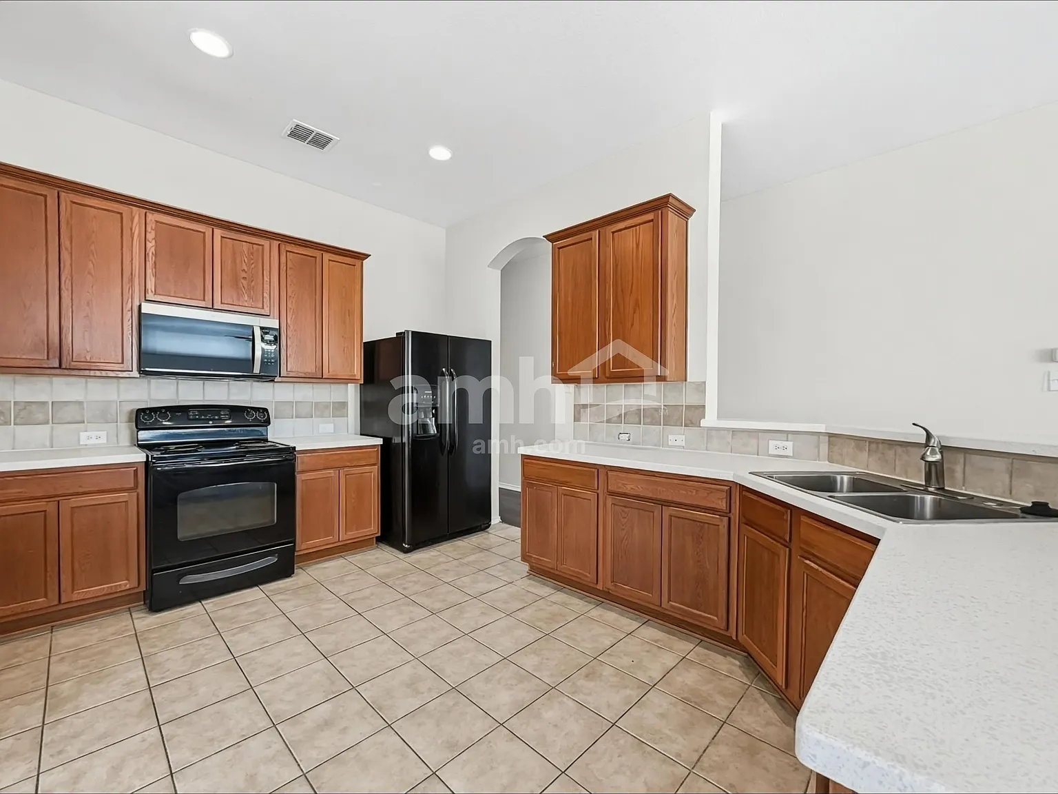 4 bed, 2.0 bath, 1956 sqft, $2,205 — Photo 3