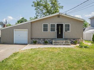 3 Lindsay St, Huntington, NY 11743