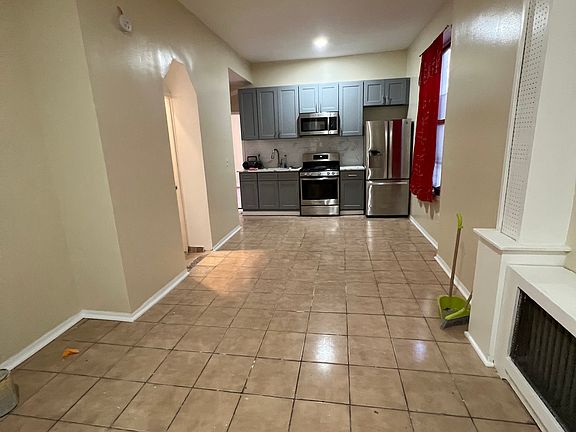 3rd image of 2025 Morris Ave APT 1