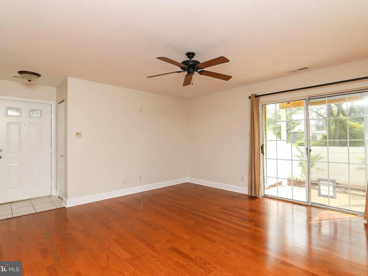 2 bed, 1.0 bath, 920 sqft, $2,100 — Photo 3