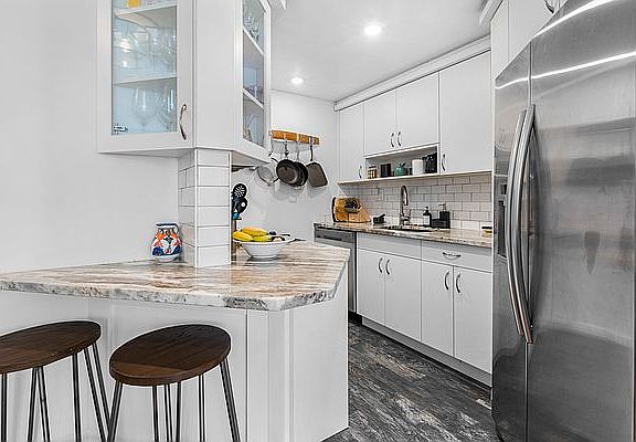 4th image of 420 E 64th St APT E6a