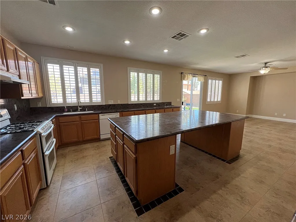 4 bed, 3.0 bath, 2986 sqft, $3,074 — Photo 4