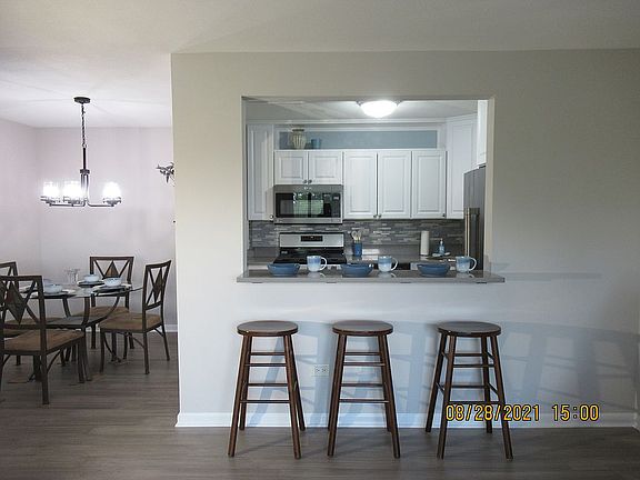 4th image of 924 S Lake Ct #302