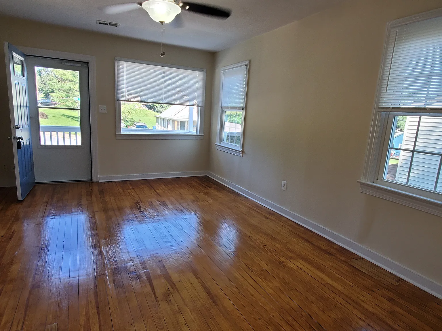 3 bed, 960 sqft, $1,695 — Photo 2