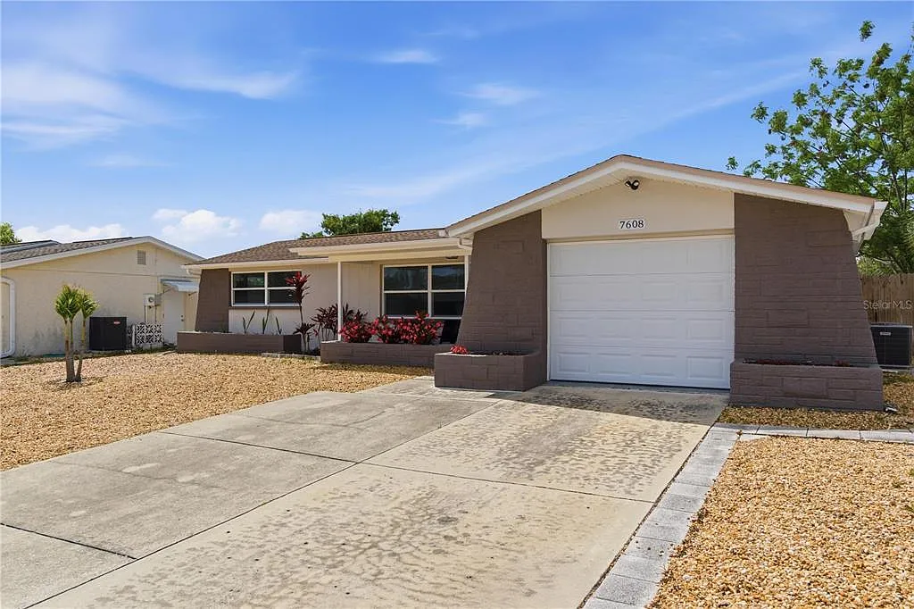 3 bed, 2.0 bath, 1310 sqft, $2,100 — Photo 1