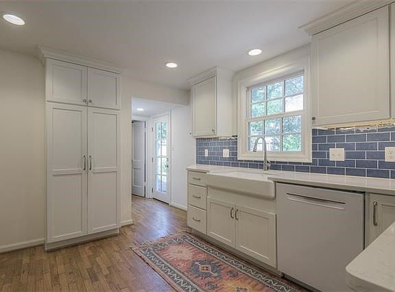3rd image of 620 E 65th Ter