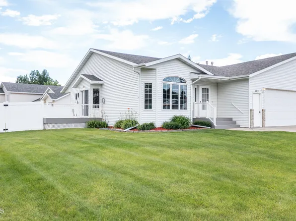2314 Santa Barbara Dr, Bismarck, ND 58504