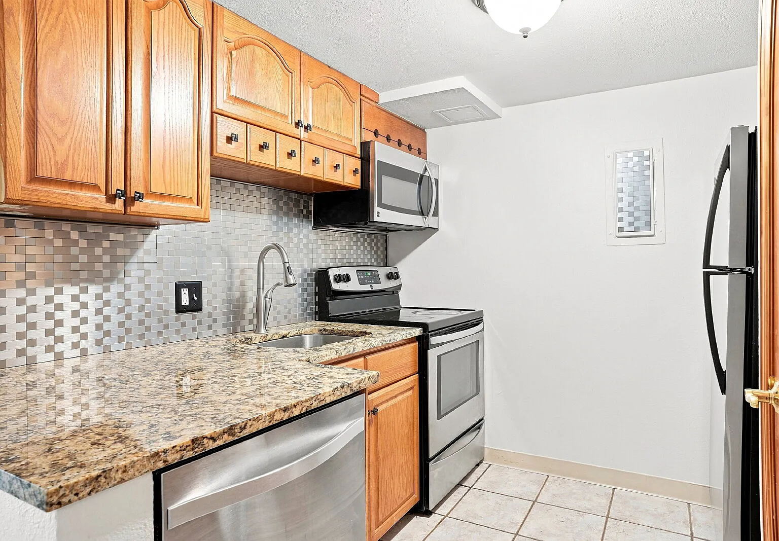 1 bed, 1.0 bath, 643 sqft, $1,496 — Photo 2