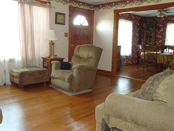 3rd image of 205 NW 11th St