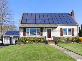 432 2nd Ave W, East Northport, NY 11731