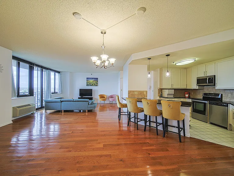 100 Carlyle Dr #16ES — Photo 2