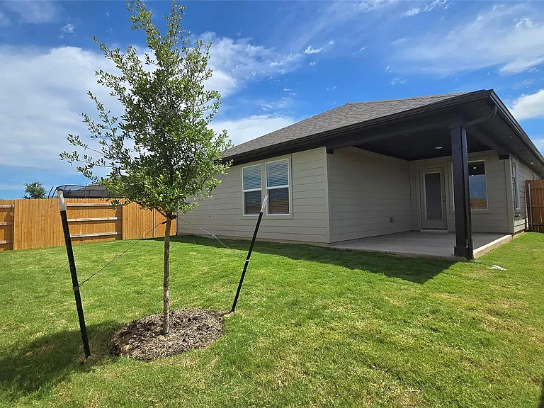 122 Holmby Dr — Photo 27