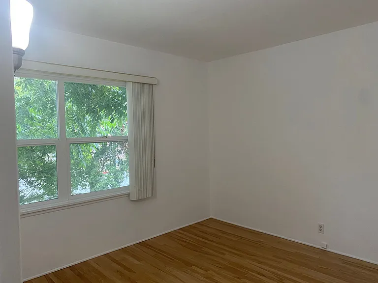 701 S Louise St — Photo 8