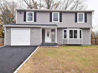 10 Longstreet Dr, Lake Grove, NY 11755