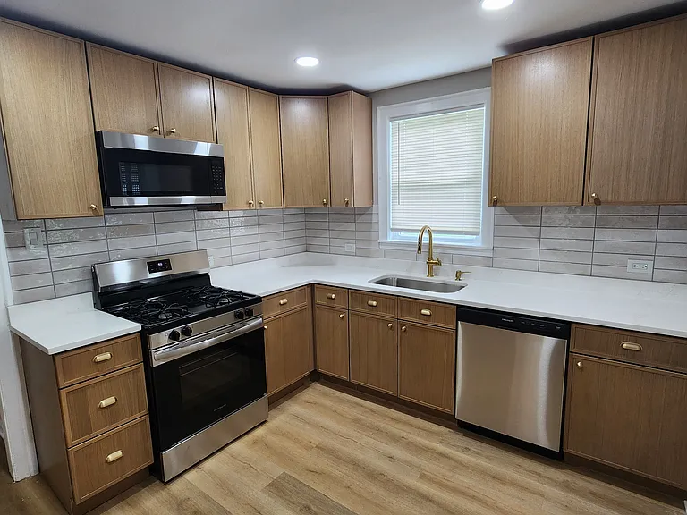 190 7th Pl — Photo 4