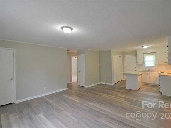 4th image of 305 Benton Dr Unit K