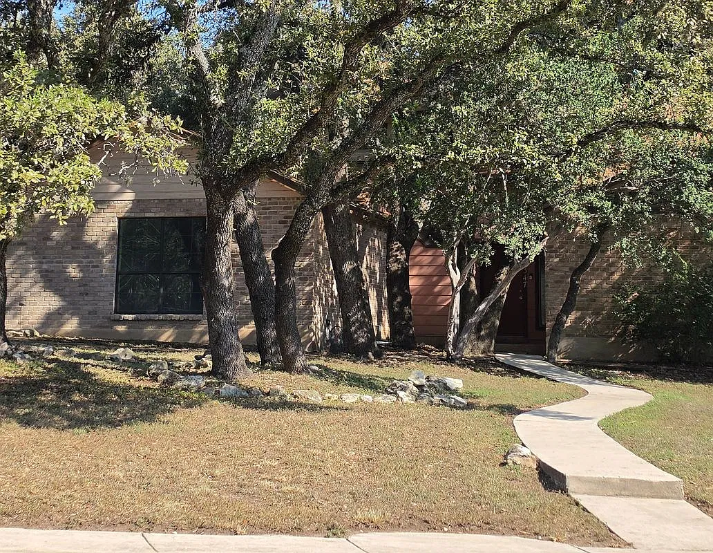 4 bed, 2.5 bath, 1960 sqft, $2,200 — Photo 1