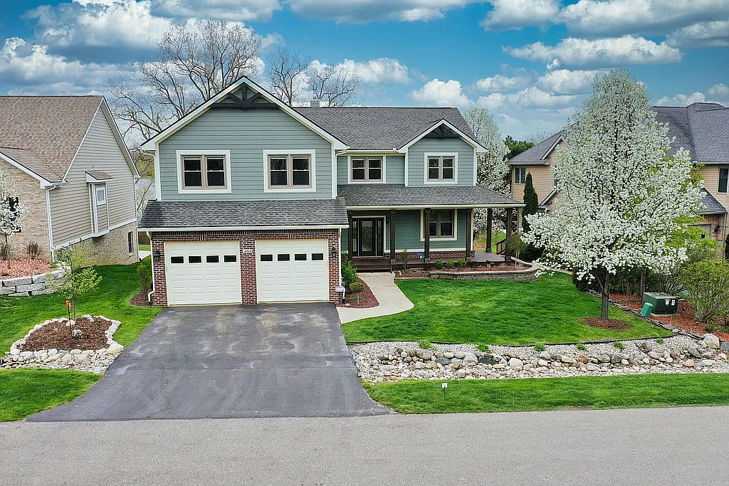 453 Lakeshore Pointe Dr photo 1