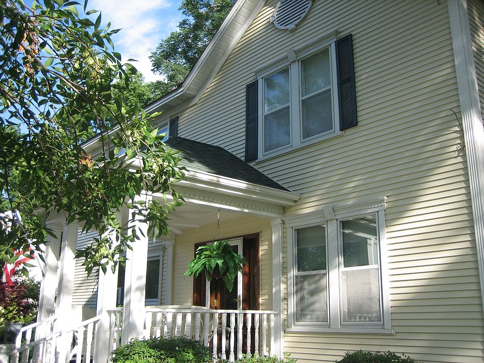 2nd image of 220 Oak St N