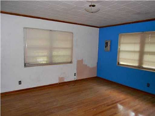 5th image of 615 Cary Memorial Dr