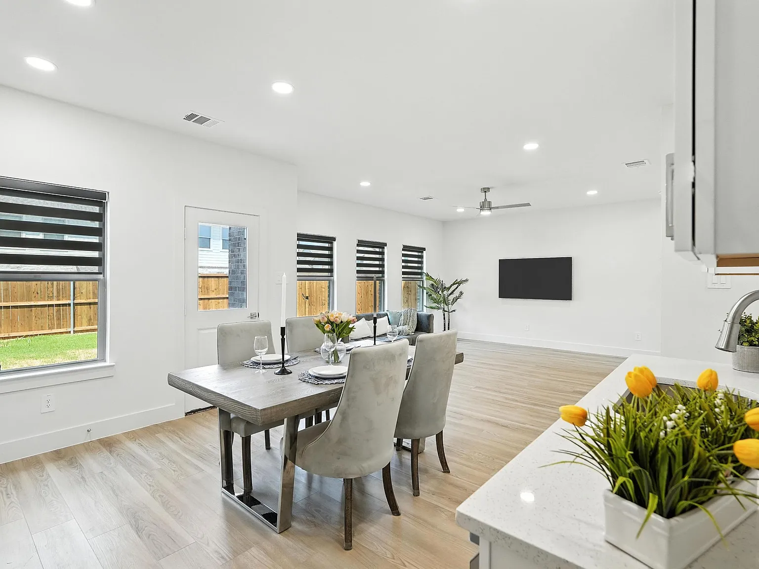 3 bed, 2.5 bath, 1707 sqft, $2,600 — Photo 3