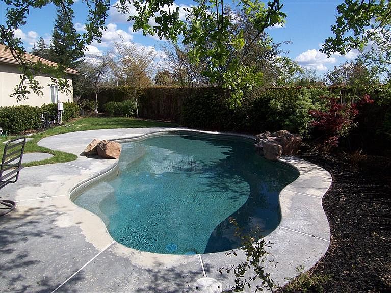 2nd image of 218 Oakwood Ct