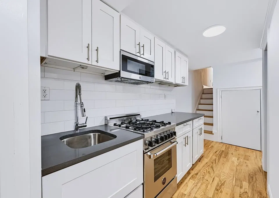 210 E 22nd St #5K