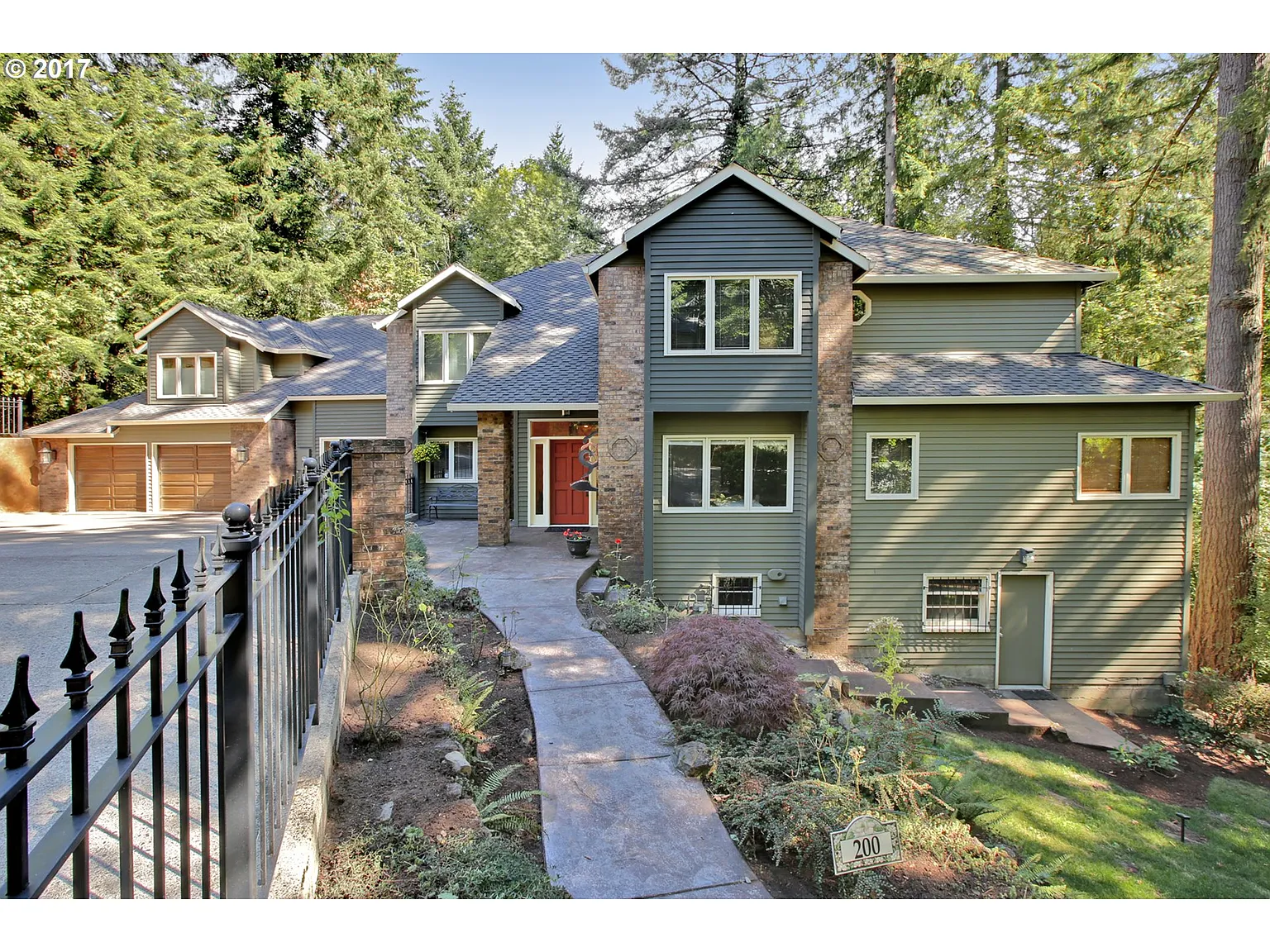 200 NW Pittock Ave photo 1
