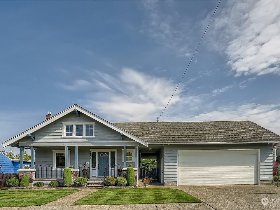 Picture perfect! And yes, the grass really is that green.>