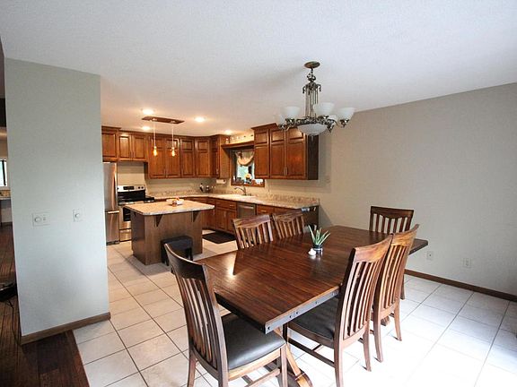 3rd image of 2817 Crestwood Dr NE