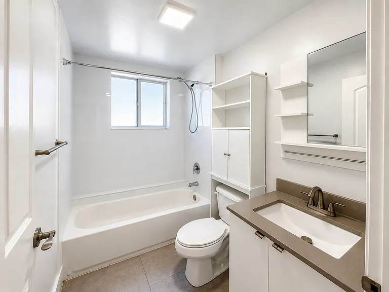 6918 Bay Dr #6 — Photo 4