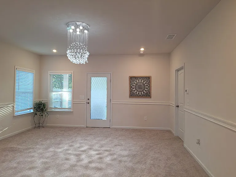 160 Marion Dr — Photo 35