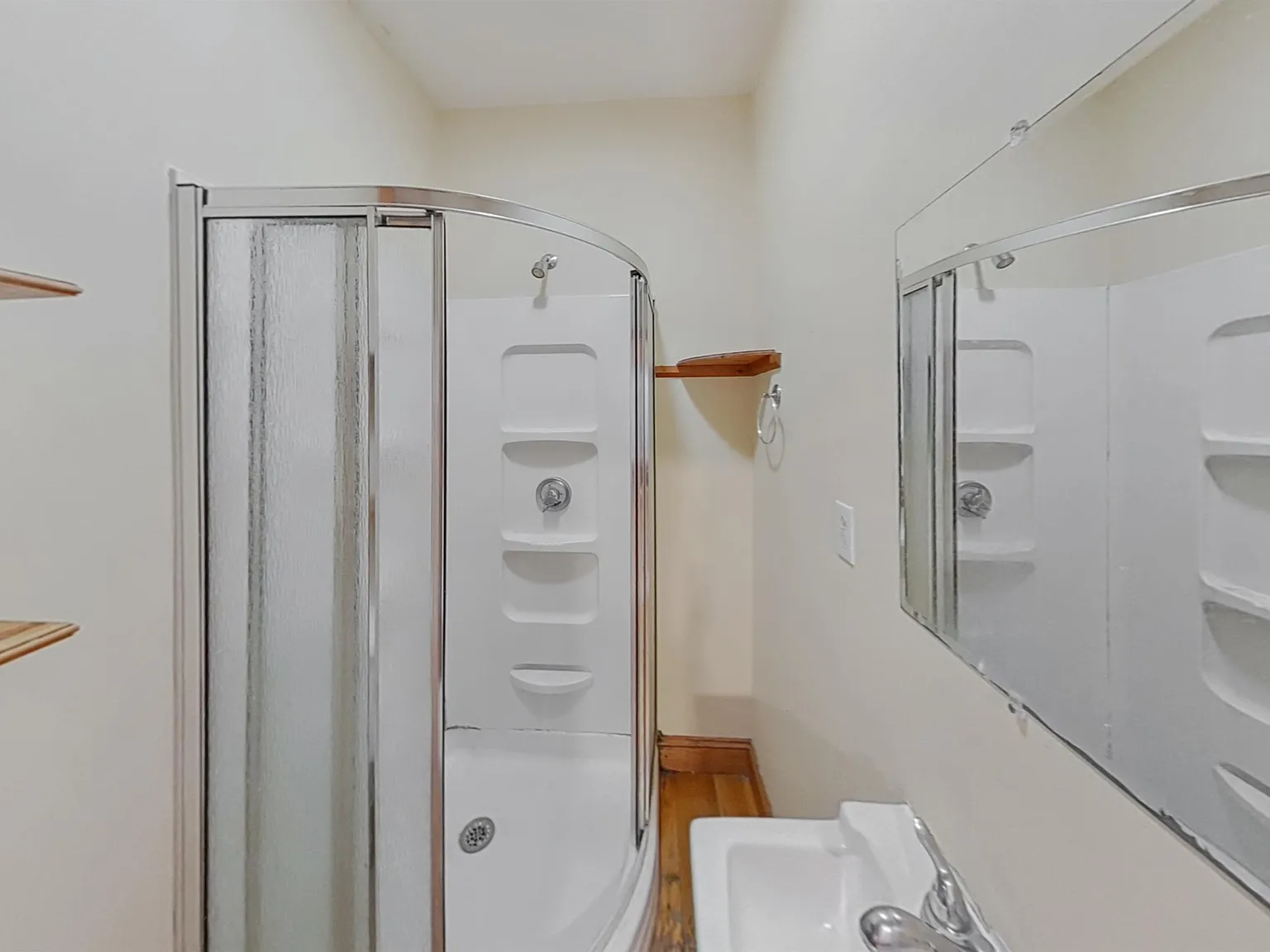 5 bed, 9999 sqft, $8,395 — Photo 3