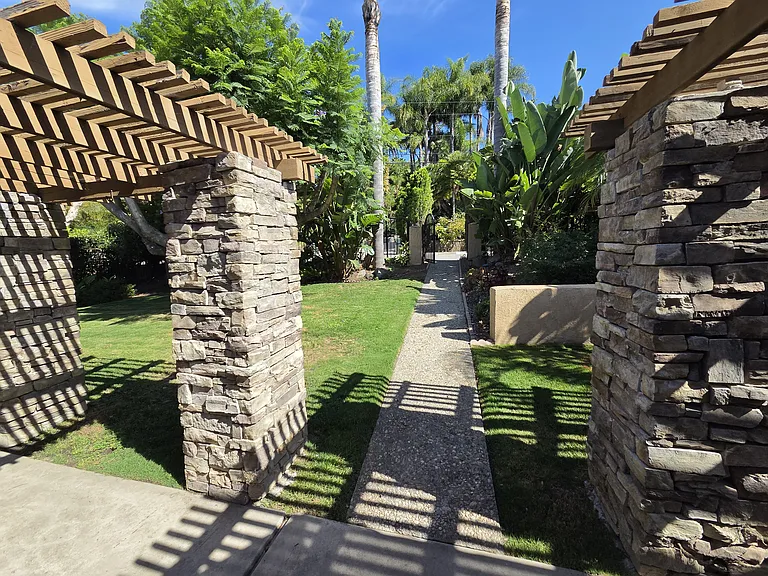 1037 Alta Vista Dr — Photo 2
