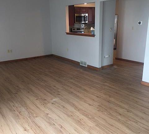 4th image of 11 Essex Cir