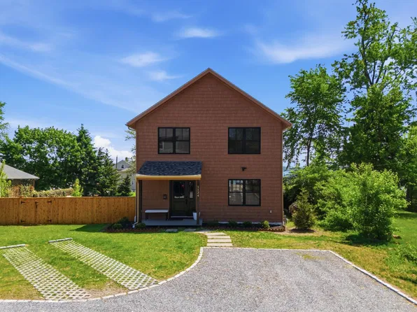 1124 Narragansett Blvd, Cranston, RI 02905