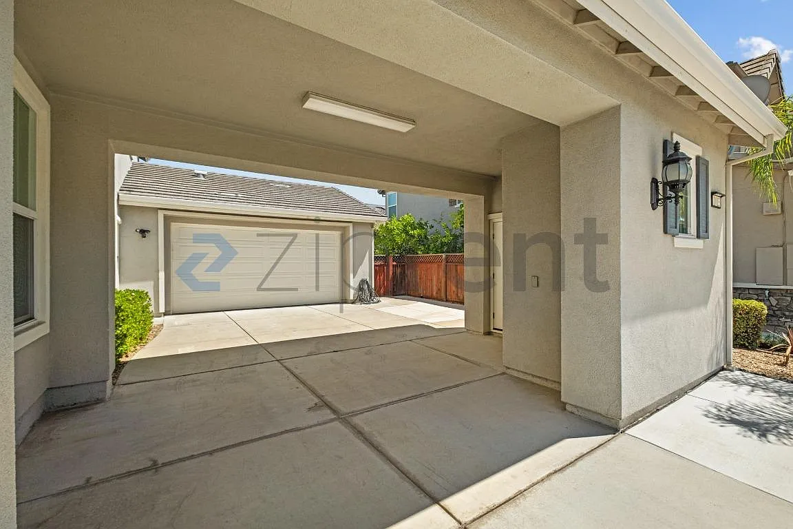 5 bed, 3747 sqft, $4,800 — Photo 4