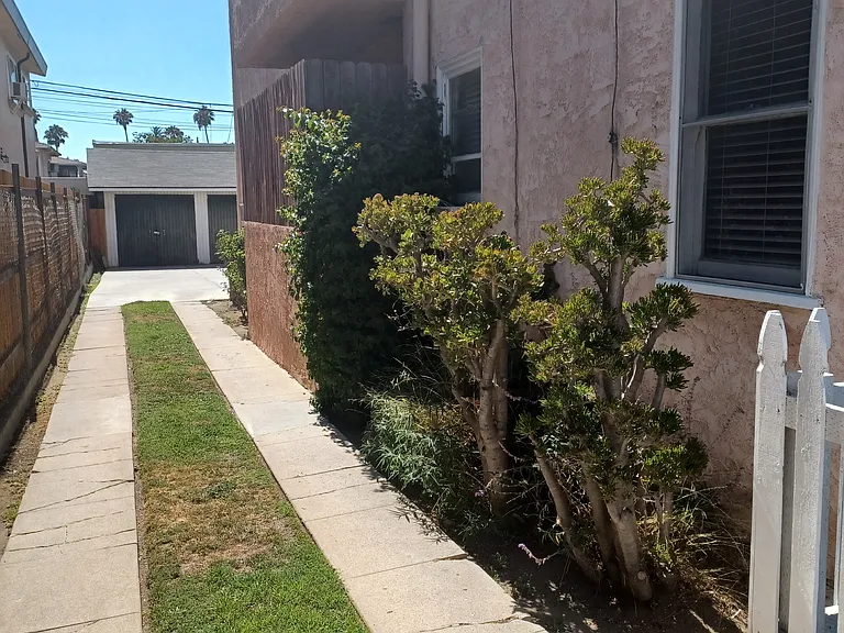 1727 N Alexandria Ave — Photo 21