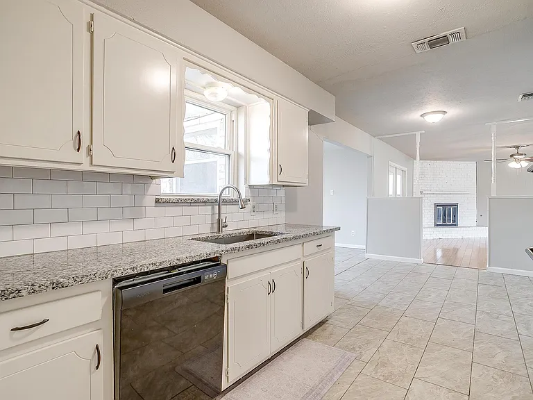 109 SE Dian St — Photo 32