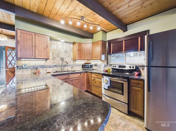 4 Lem Ct, Cascade, ID 83611
