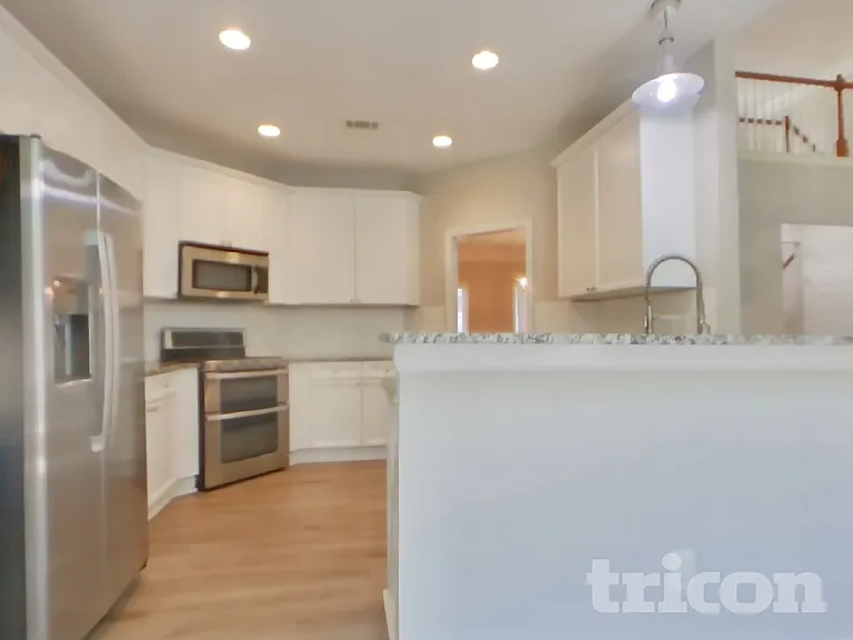 1060 Middlebrooke Dr — Photo 6